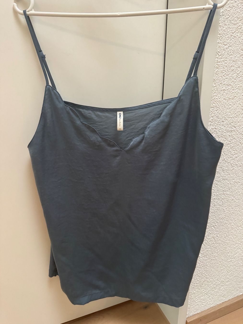 Only Top: Only Träger-Top Gr. 40 grau – Usato da Winkel venduto da Schorley