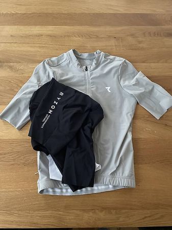 Ryzon Jersey und Bibshorts Vela Series, Gr. M