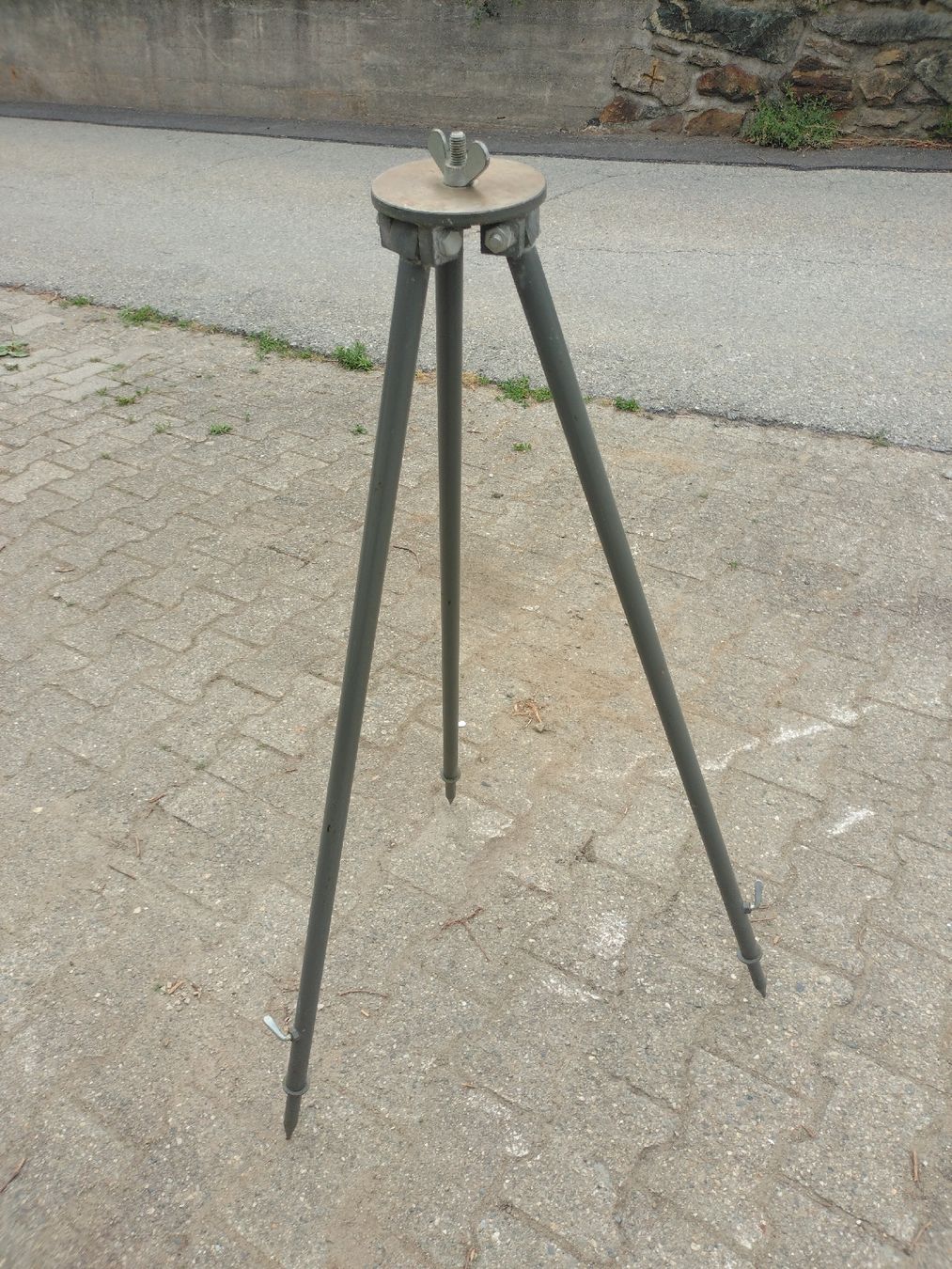 Treppiedi & Teste: Dreibeinstativ schweizer Armee  – Usato da Filet venduto da Guschti.