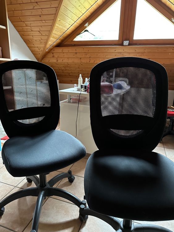 Zimmer Mit Eingebauten Bücherregalen Und Einer Türöffnung. Foto