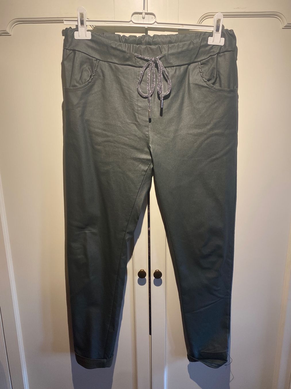 Pantaloni: Damenhose-Olivegrün-Lederoptik – Nuovo e nell'imballaggio originale da Meienried venduto da ManuelaBoutique 2