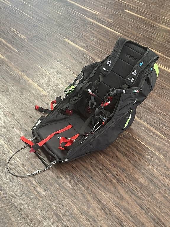 Woody Valley Sport dell'aria & Aquiloni: Gleitschirm Gurtzeug inkl. Rucksack – Usato da Künten venduto da Dealmaeck
