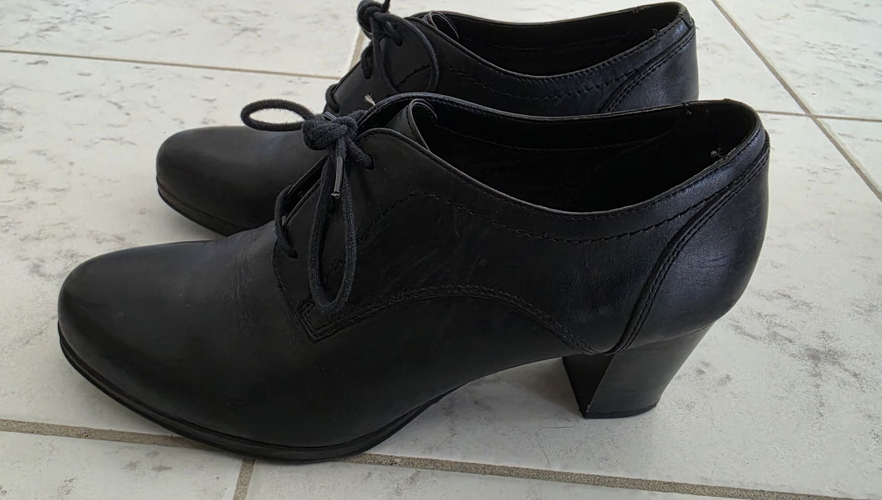 Scarpe da donna: Schwarze Schnürschuhe mit Absatz – Usato da Bubendorf venduto da mir_v5hh 1
