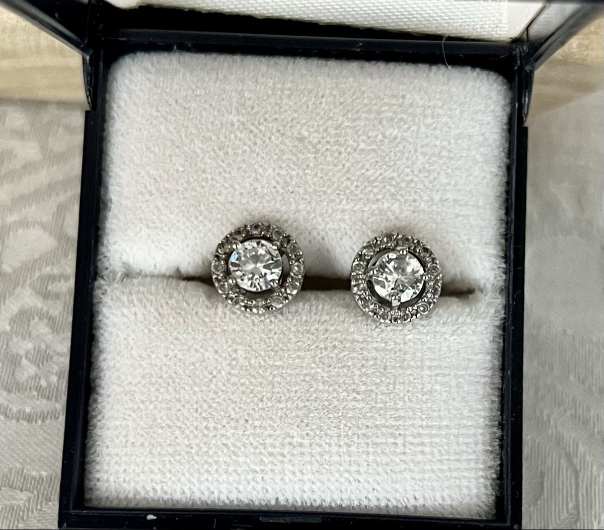 Swarovski Orecchini pendenti & Orecchini a lobo: Swarovski silberne Ohrstecker mit Stein neu – Nuovo (secondo la descrizione) da Gurmels venduto da Roro57