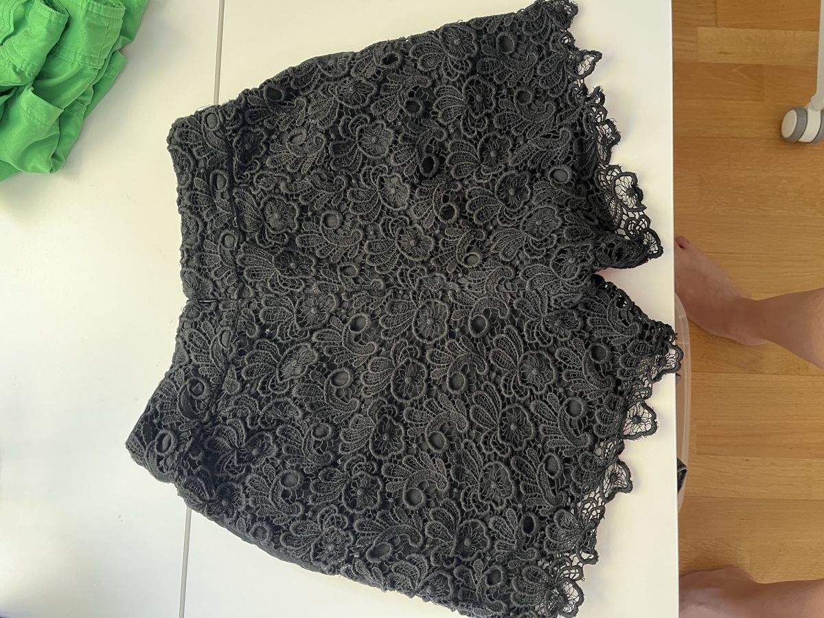 Pantalons: Mini short élégant dentelle noire  – D'occasion à Bern par ire_2lpy 1
