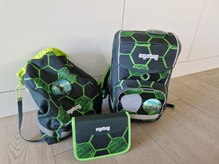 Ergobag Schulrucksack mit Etui und Turnsack (grün Fussball)