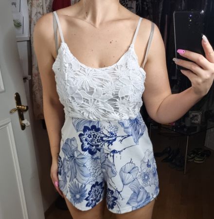 Sommer Playsuit - Weiss Blau mit Spitze Gr. 40/L