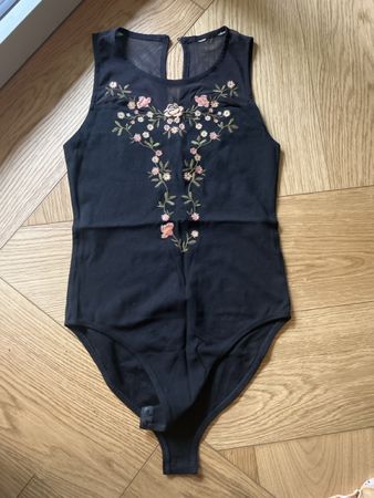 Body mit Blumenstickerei – Gr. S – Schwarz – Sommer-Look! 🌸
