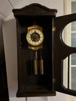 Alte Wanduhr mit Pendel,Holz,aber muss repariert werden.