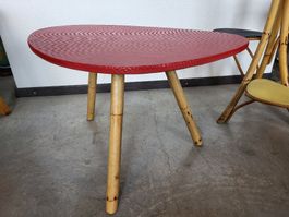 Très belle table vintage tripode bambou et vinyl rouge 1967