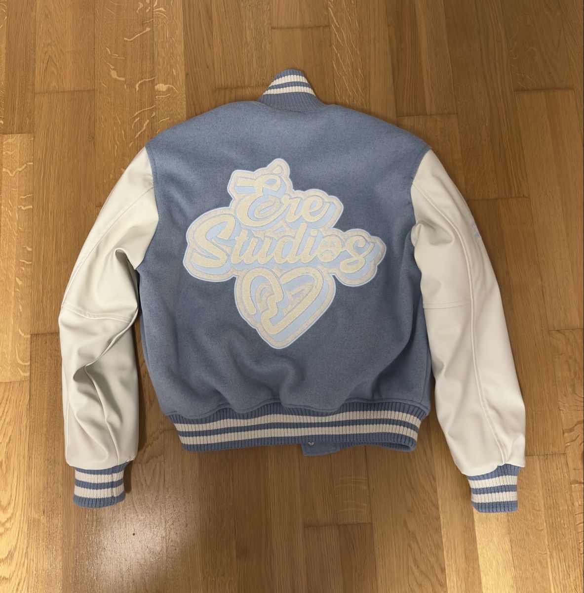 Giacche: ére studios - College Jacke Baby Blue - Gr. M – Nuovo (secondo la descrizione) da Uster venduto da jul_5dvx 1