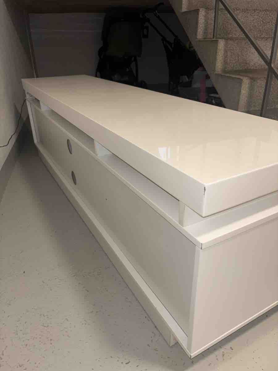 Mobili TV: Weisses TV-Möbel mit LED-Beleuchtung – Usato da Riedholz venduto da Jamie.02 4