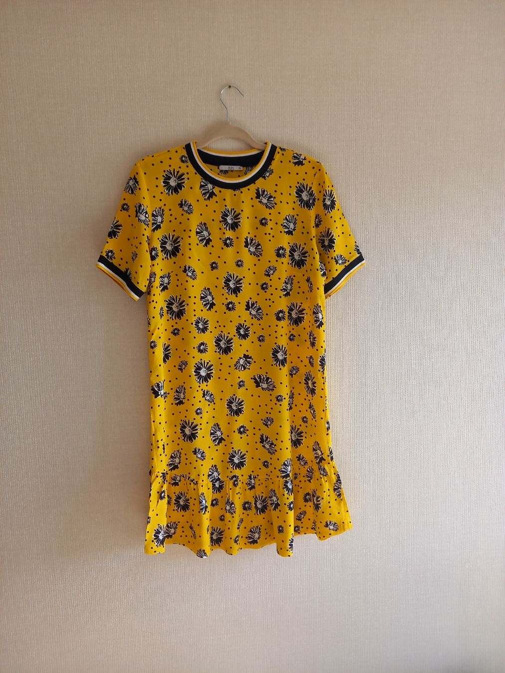 Esprit Robes: Robe d'été jaune à fleurs – D'occasion à Neuchâtel par juj_ch9n
