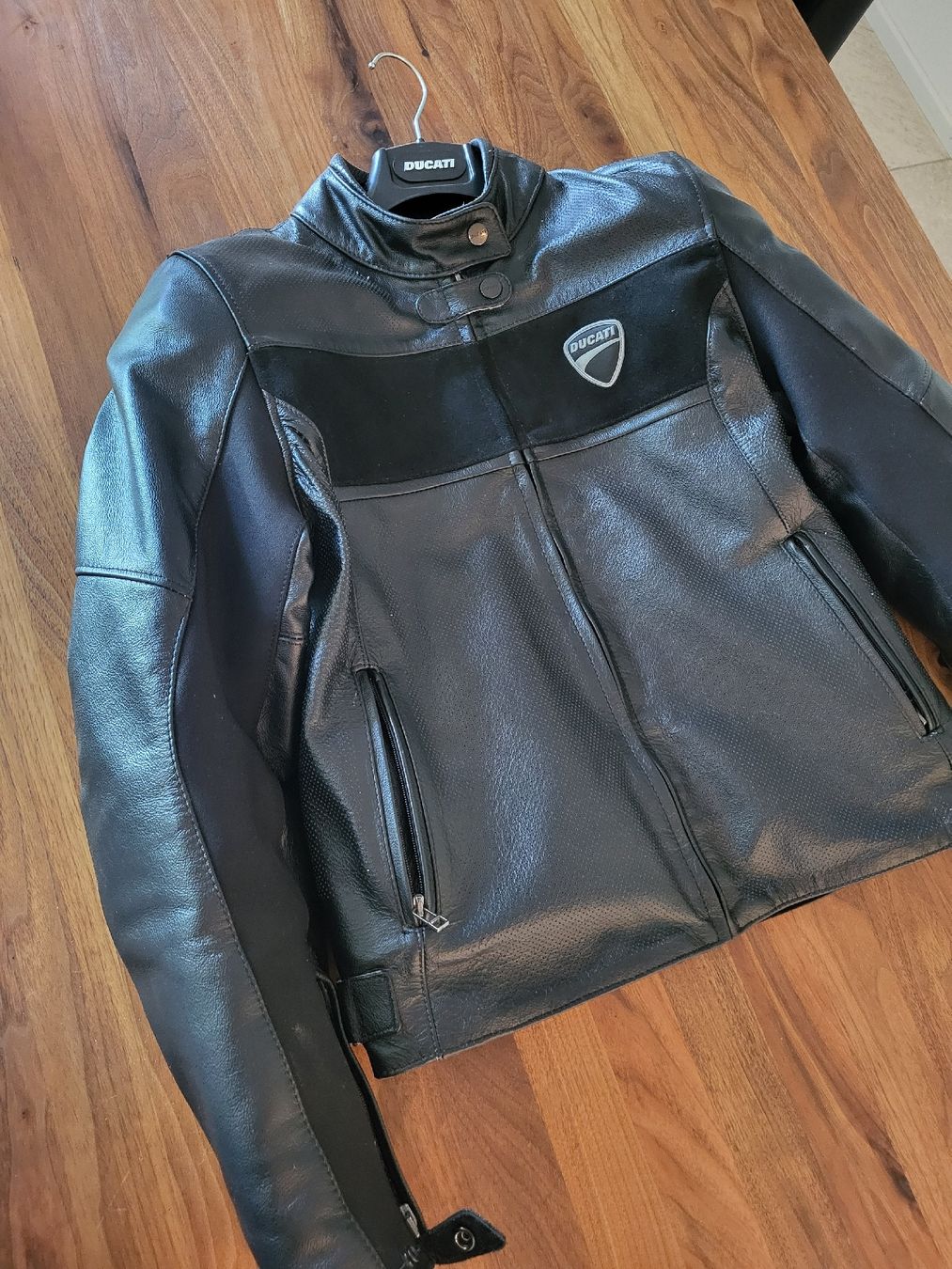 Ducati Giacche: Ducati Lederjacke Damen – Nuovo (secondo la descrizione) da Fruthwilen venduto da Mostro-Medusa 2