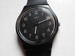 Swatch GB326 schwarz, leicht ablesbar, Uhr läuft, neue Bat.