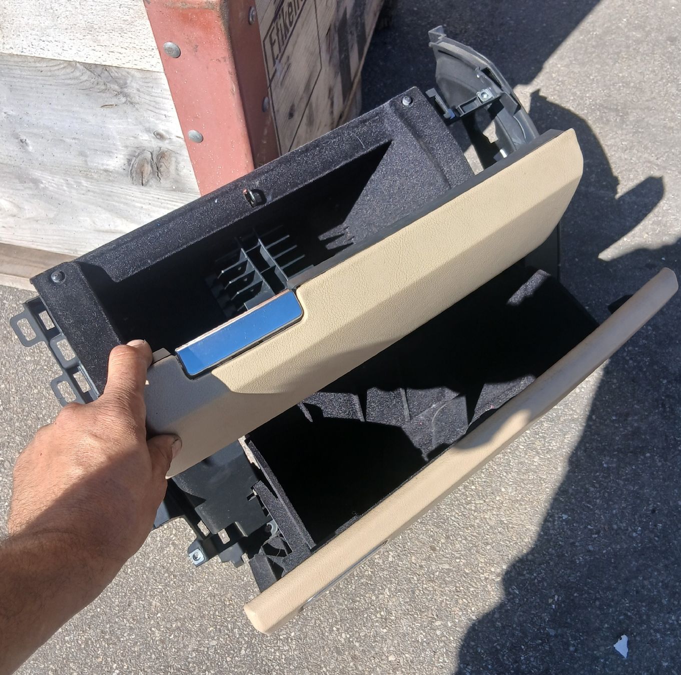 Land Rover Tutti pezzi di ricambio auto: Boîte à gant Range Rover L320 – Usato da la heutte venduto da Auto-stock 1