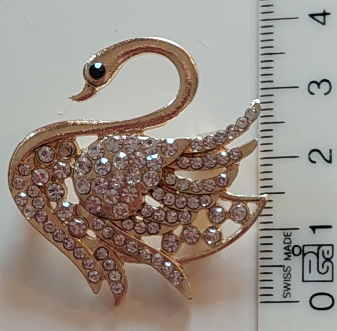 Broches & Aiguilles: Schwan Brosche, goldfarbig mit Strass-Steinchen – Neuf (Voir description) à Oberwil BL par Hunajakakku 6