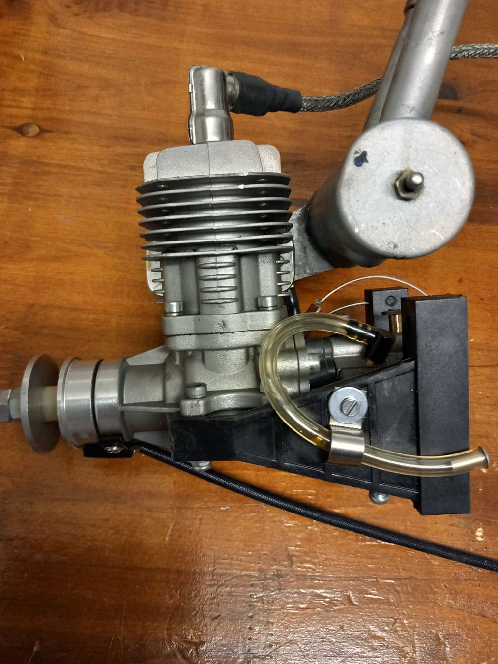 RC Kits de montage: Rc Modellbenzinmotor RCGF mit 20 kcm – D'occasion à Givisiez par Reiffel