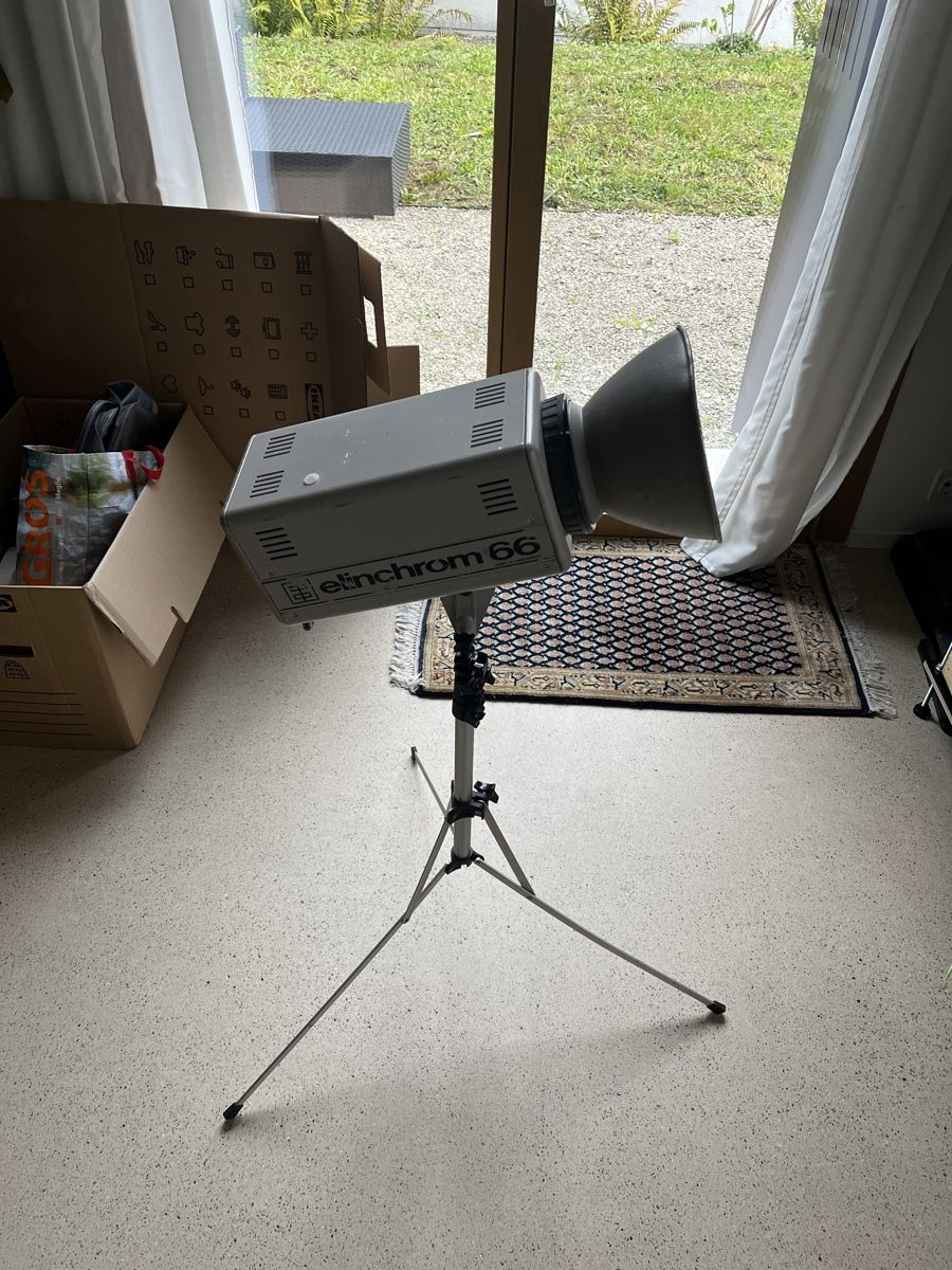 Elinchrom Flash: Studio Flash Elinchrom 66 with Tripod Used Condition – Usato da Zürich venduto da 1873 1