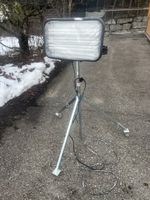 lampe mit Stativ auf Räder