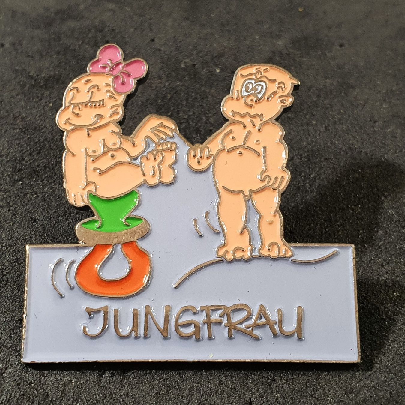 Placchette & Badge: V552 - Pin Mädchen & Junge Nuggi Jungfrau – Usato da Reinach BL venduto da Boston-Verkauf