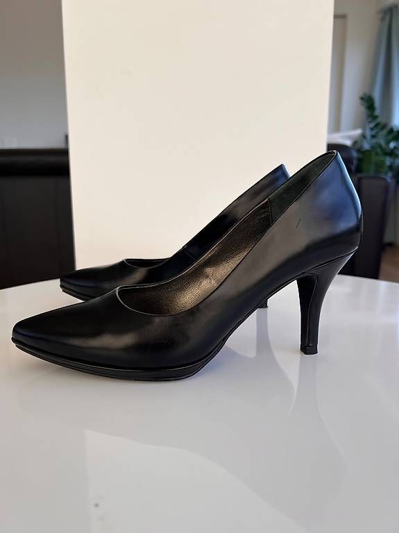 Scarpe da donna: Schwarze Schuhe Gr. 37 Colonys – Usato da Zürich venduto da cat_9qyy 1