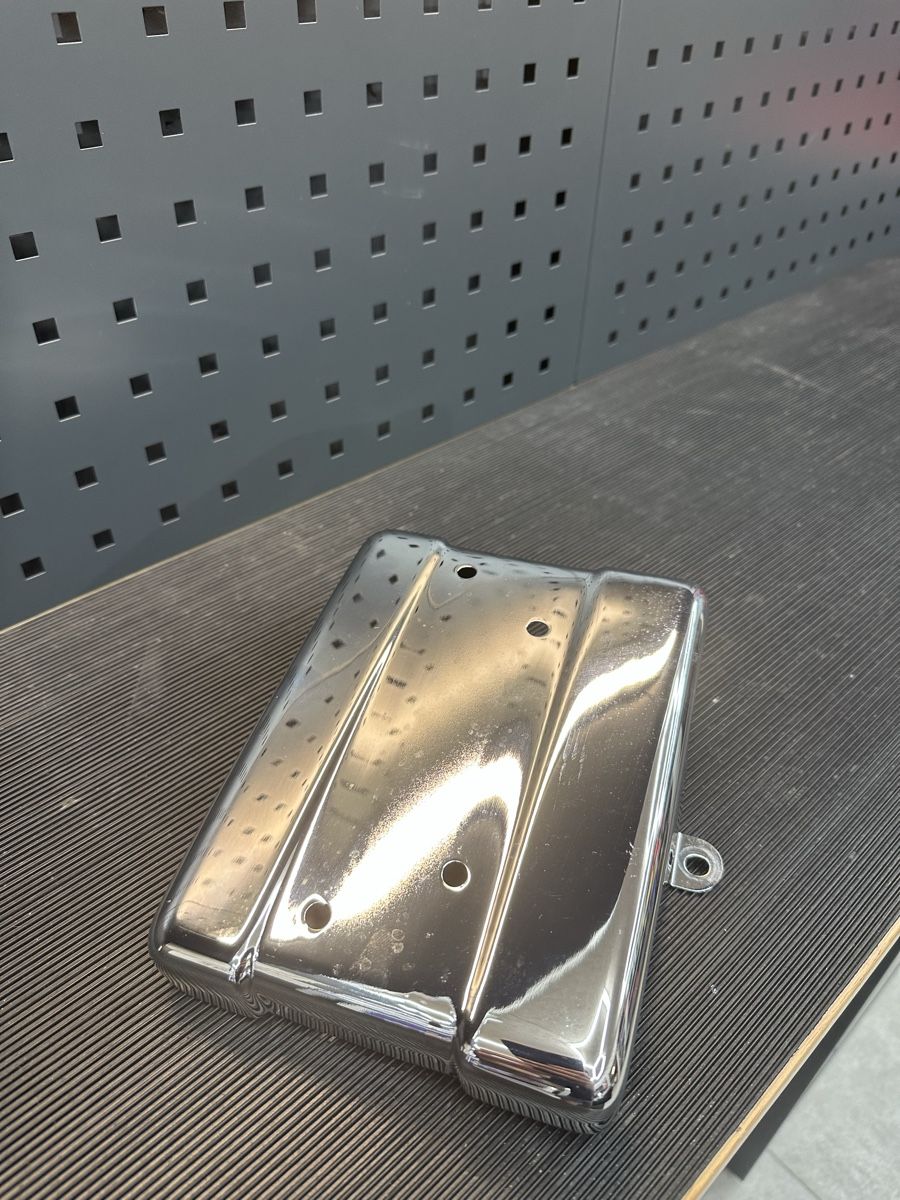 Harley-Davidson Tutti i ricambio per moto: Cache Batterie Chrome pour Harley Davidson Dyna Street Bob – Usato da Pringy venduto da Antoine512ENJ 3