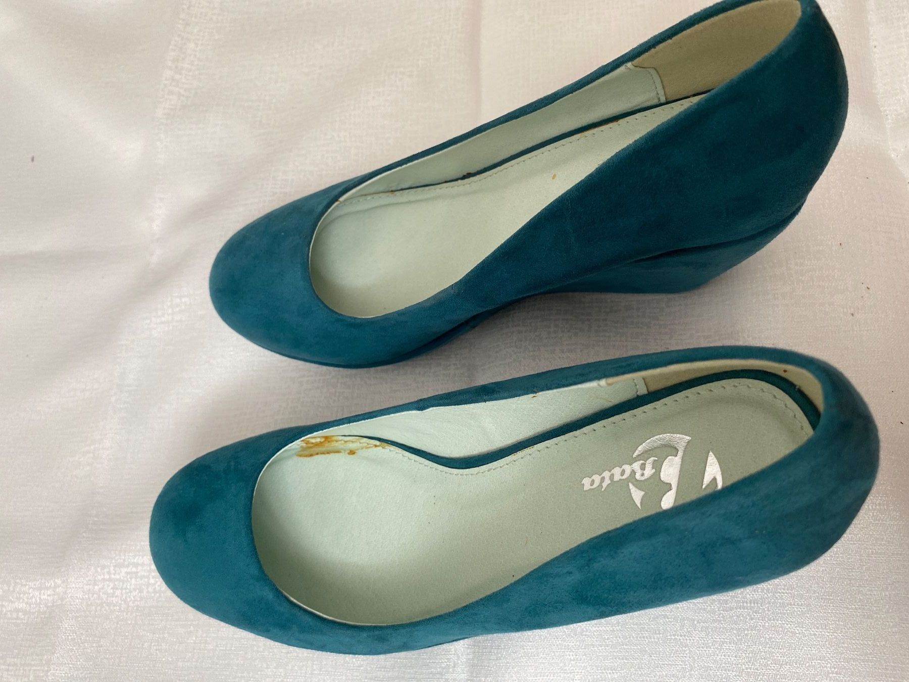 Chaussures femmes: Schuhe mit Keilabsatz in Wildleder-Optik – Neuf (Voir description) à Hausen AG par corinne_g