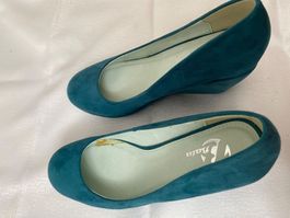 Schuhe mit Keilabsatz in Wildleder-Optik