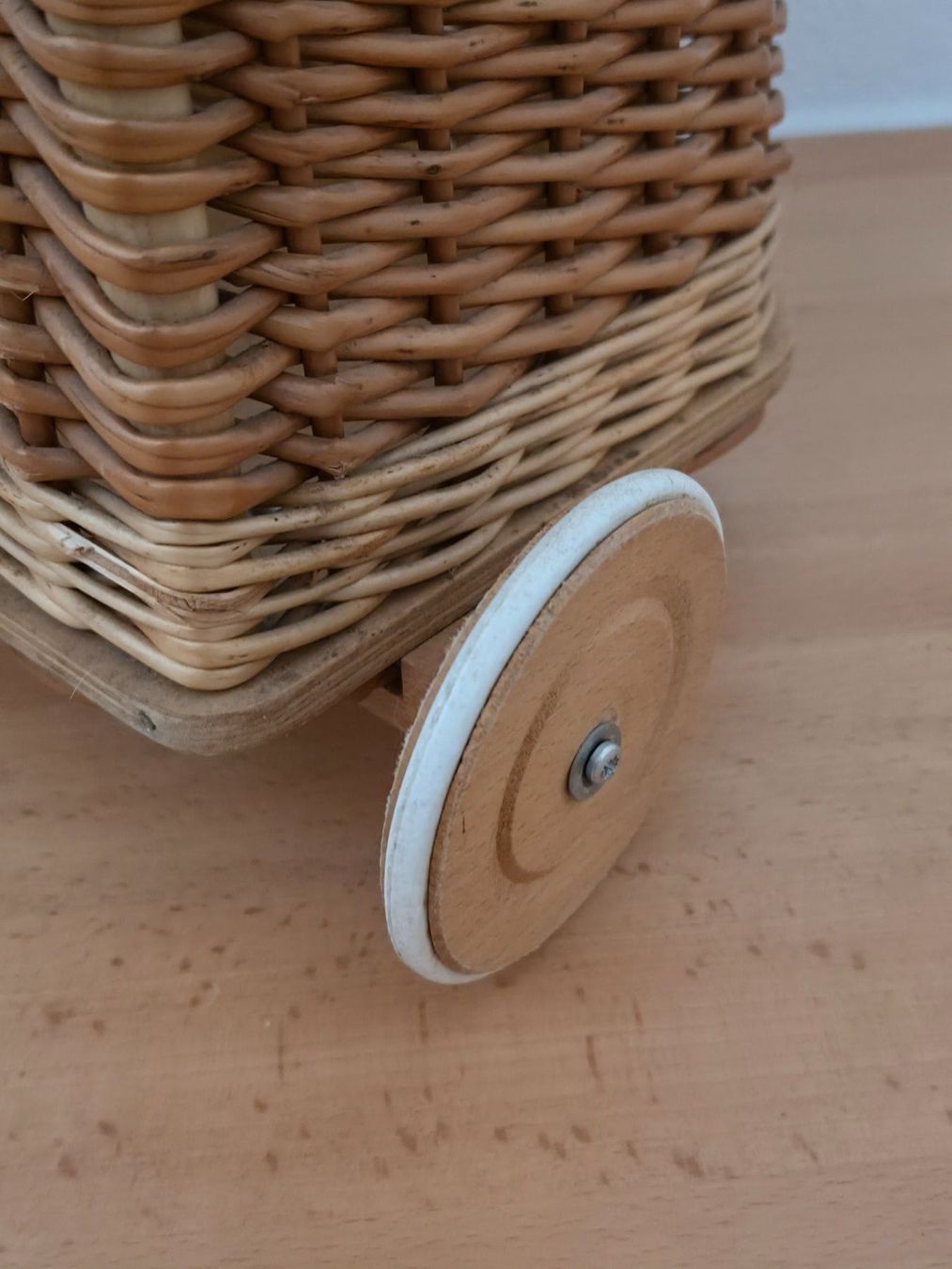 Spielzeuge: Herziges Postiwägeli, Einkaufswagen aus Korb – Gebraucht aus Waltenschwil von Frederik0 4