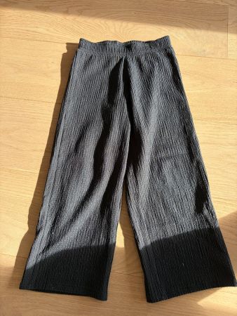 Crinkle-Hose Mädchen grau weites Bein Gr. 104/110