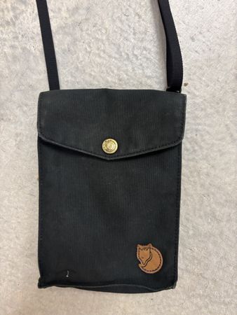 Fjällräven - kleine Umhängetasche in schwarz