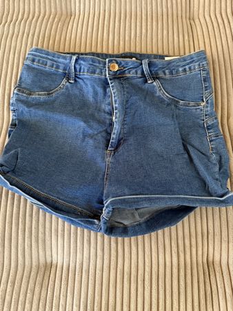 neuwertige Shorts Grösse M