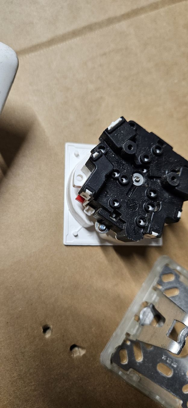 Feller Spine: Elektro-Material Schalter & Steckdose  – Usato da Baar venduto da Vel...Baar45 5