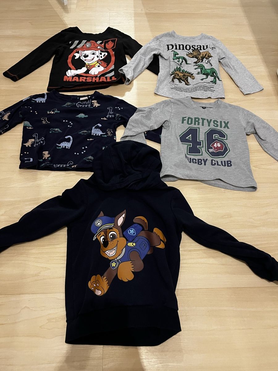 Lotti & Set di vestiti: Langarm- Tshirt und 1 Pullover Grösse 98/104 – Usato da Herznach venduto da Leimsa