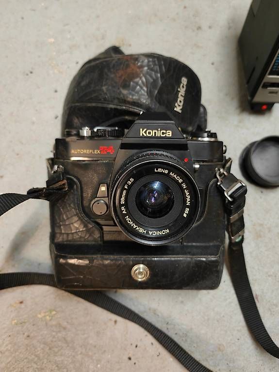 Konica Fotocamera: Konica Autoreflex T4 Analogkamera mit Objektiven und Blitz – Usato da Recherswil venduto da beawuethrich 1