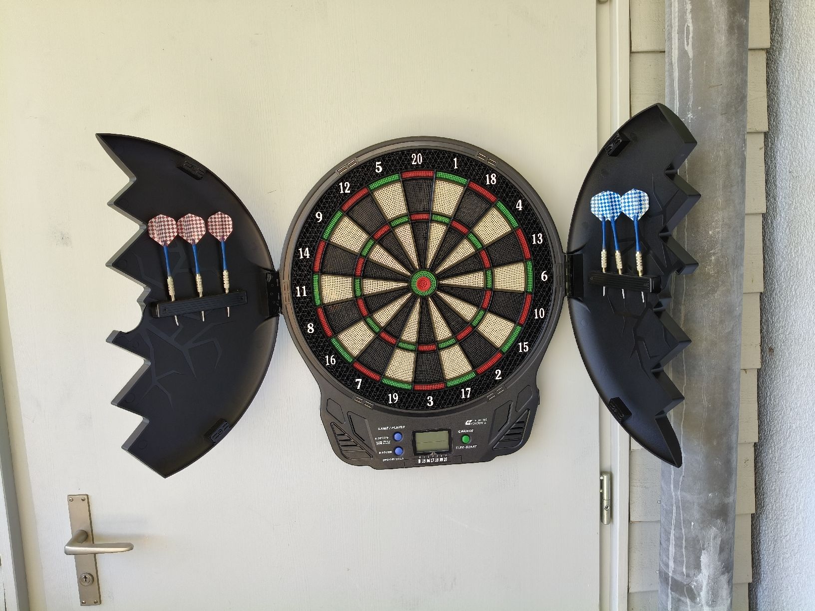 Jeux de fléchettes: Elektronische Dartscheibe mit 6 Dartpfeilen – D'occasion à Jegenstorf par jj-76