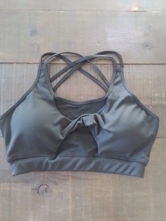Schöner Sport BH mit Detail vorne, Grösse M, Schwarz