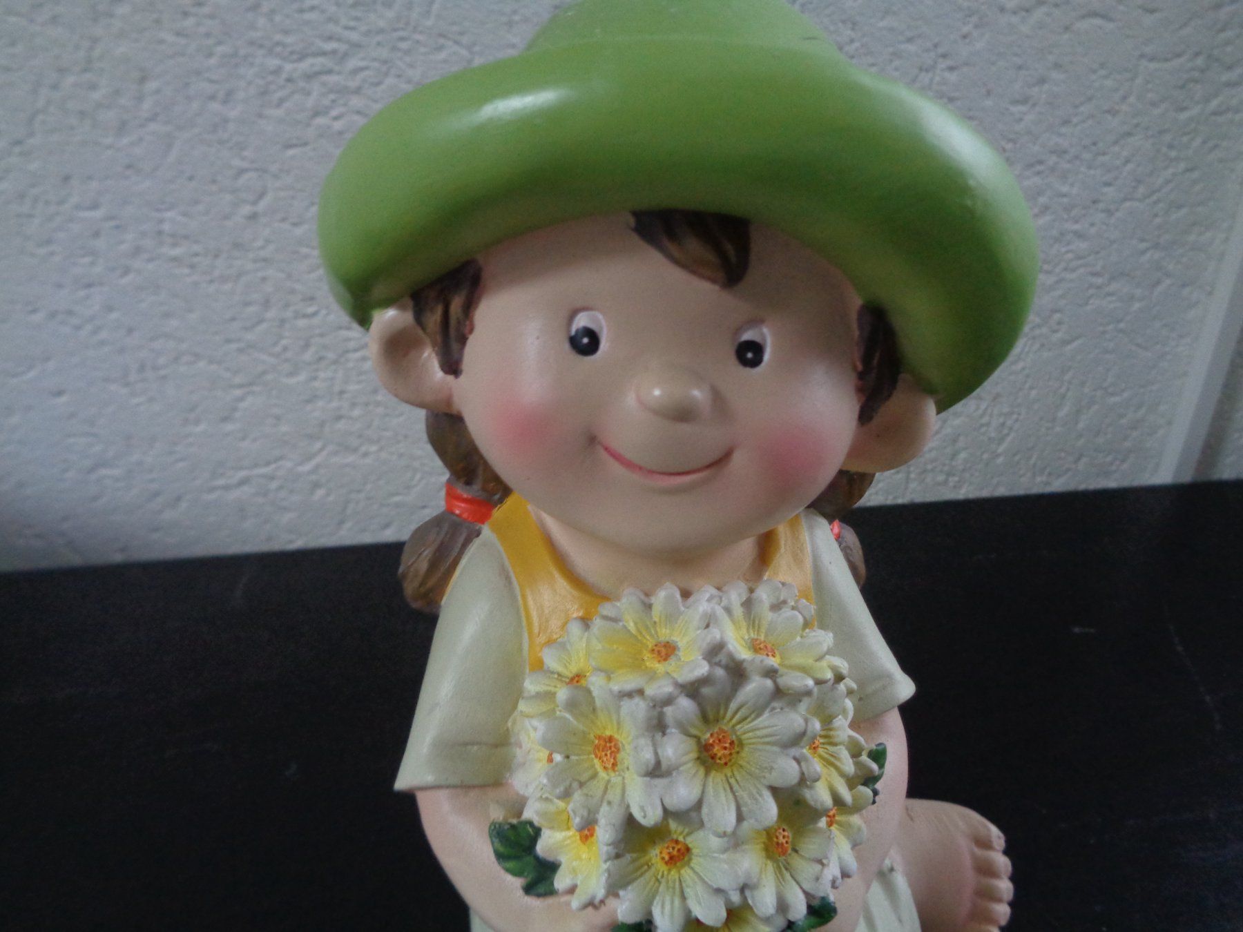 Figuren: Sitzendes Blumen Mädchen (19 cm) – Neu und originalverpackt aus Langenbruck von Gumsi 1