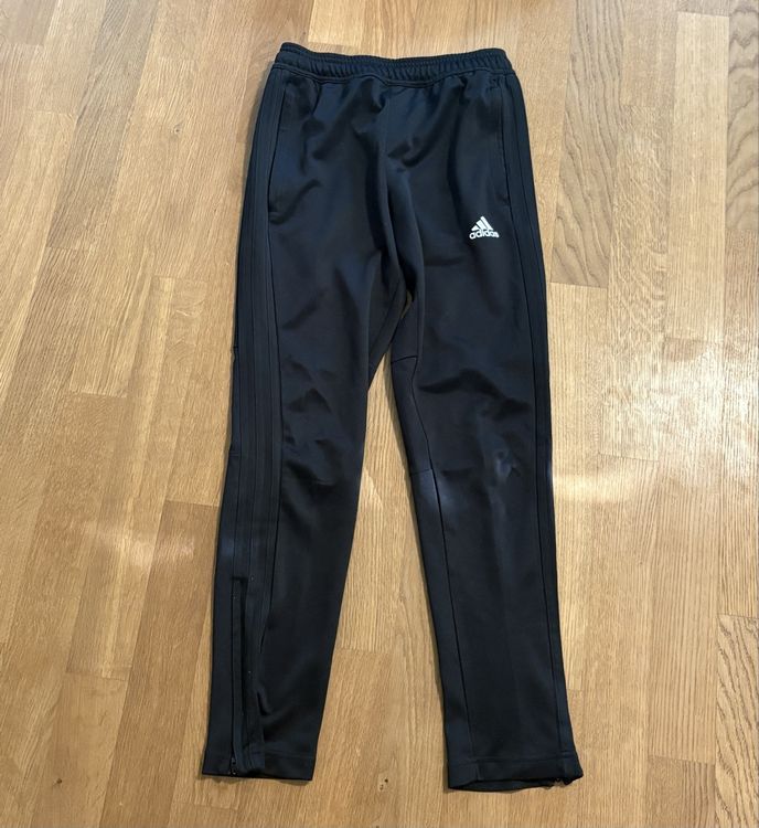 Adidas Pantaloni: Adidas Trainerhose Schwarz – Usato da Gümligen venduto da cir_75ch