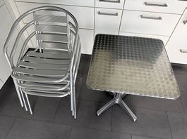 Tisch + Stühle