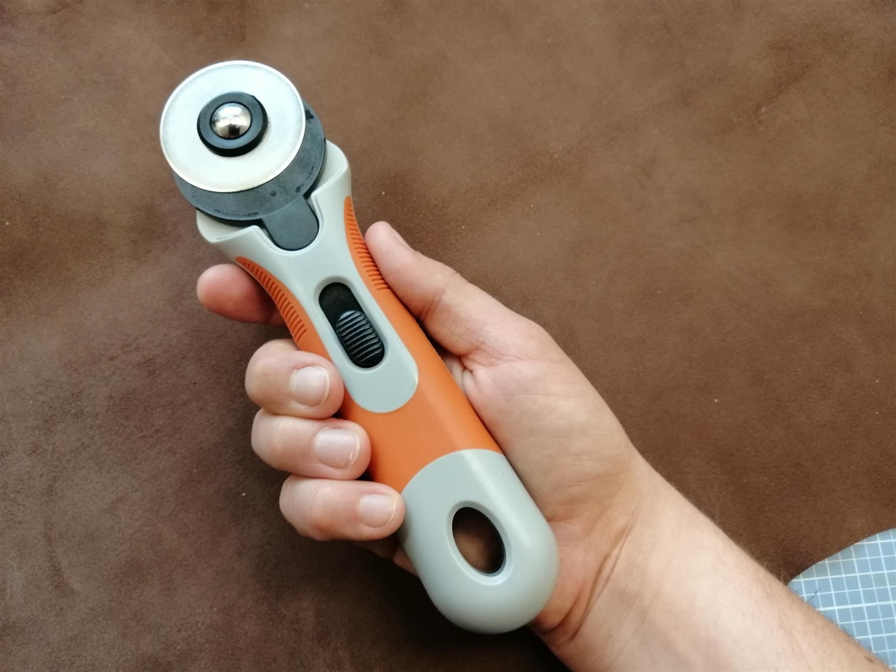 Tutti gli attrezzi: Rollschneider gross 45mm inkl. 6 Klingen – Nuovo e nell'imballaggio originale da Winterthur venduto da LederSchneiderei 6