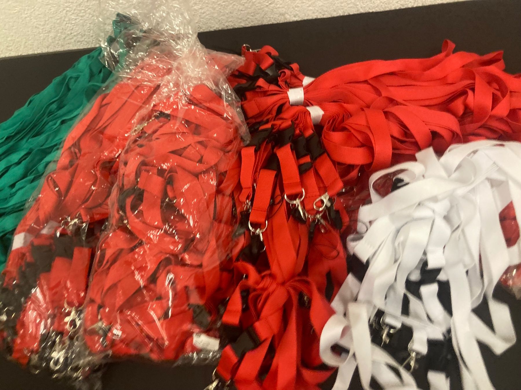 Dekobänder: Restposten Lanyards, gemischte Farben, ca. 200 Stück – Neu (gemäss Beschreibung) aus Neuenhof von jorogo 1