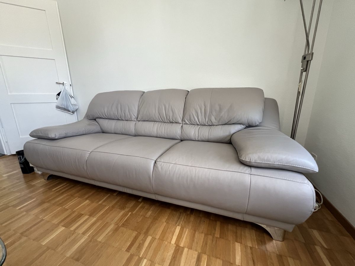 Conforama Sofas: Echtleder Sofa und Hocker wie neu – Gebraucht aus Zürich von Dinamista