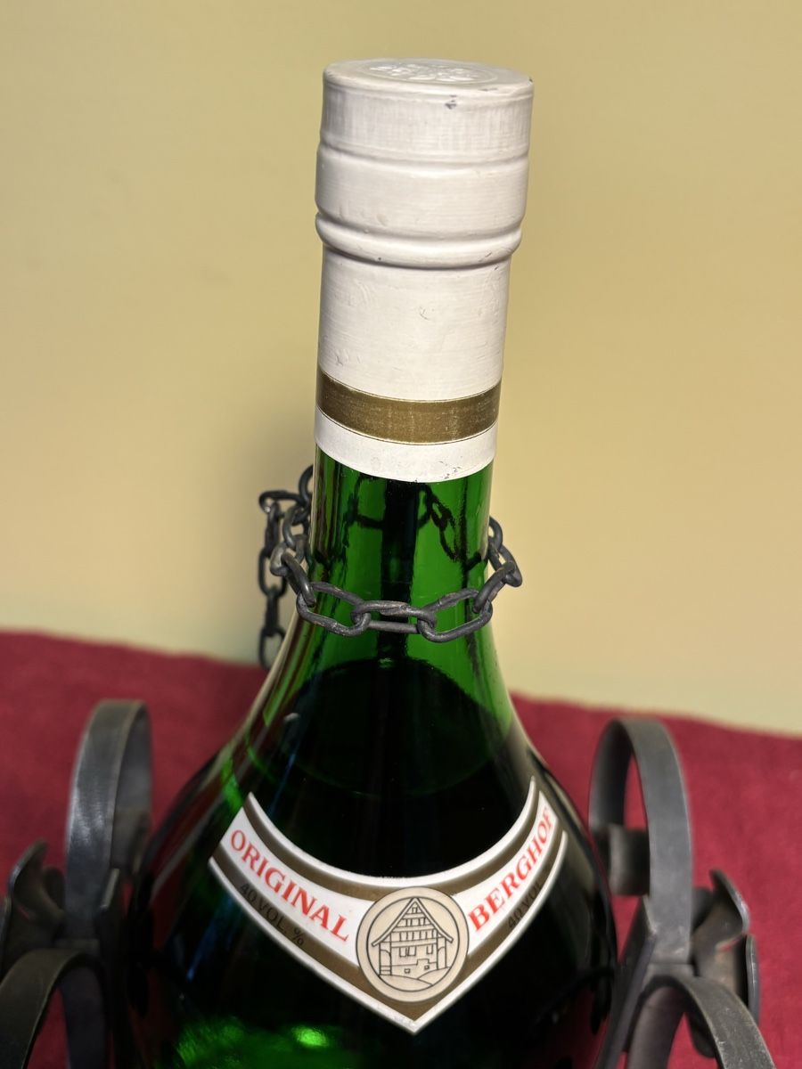 Bevande alcoliche: Schmiedeeiserner Flaschenhalter mit Pflümli Flasche Berghof – Usato da Hindelbank venduto da brm_72zv 2