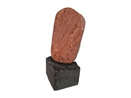 Naturstein auf Sockel