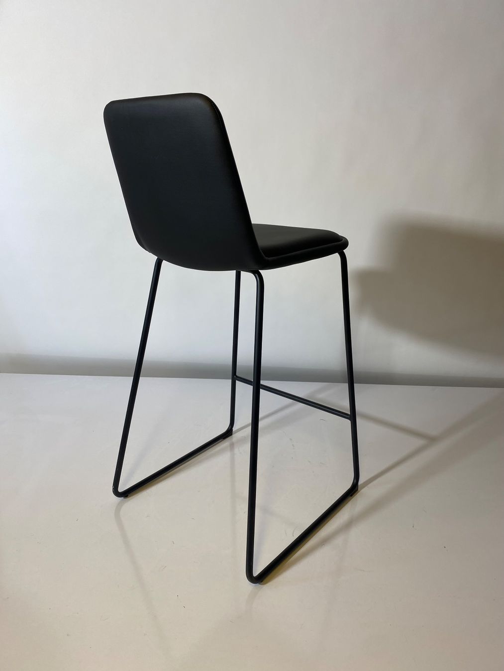 Hocker: Barhocker schwarz Kunstleder Metallgestell – Gebraucht aus Otelfingen von dekor01 1