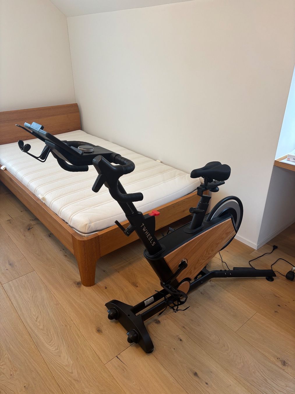 Hometrainer: Hometrainer TWHEELS Eichenholz – Gebraucht aus Langnau am Albis von Clockwork_Games