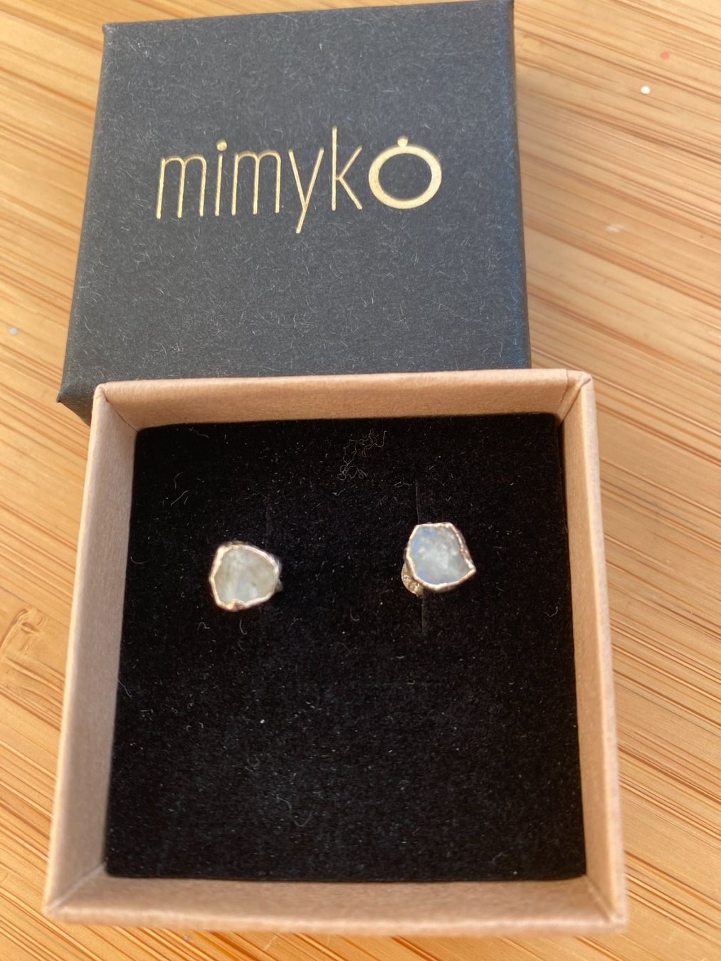 Orecchini pendenti & Orecchini a lobo: Mimyko Ohrstecker mit echten Steinen, Neu – Nuovo e nell'imballaggio originale da Amriswil venduto da Egoldi