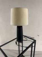 Westwing Designer-Tischlampe mit schwarzem Betonfuss